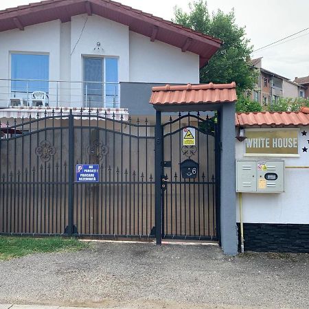 White House Guest House Хунедоара Екстериор снимка