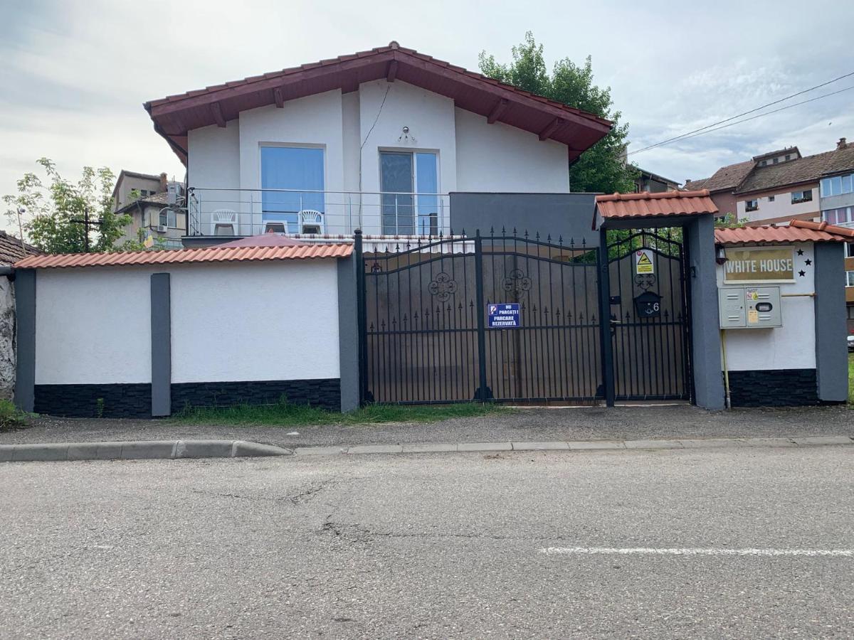 White House Guest House Хунедоара Екстериор снимка