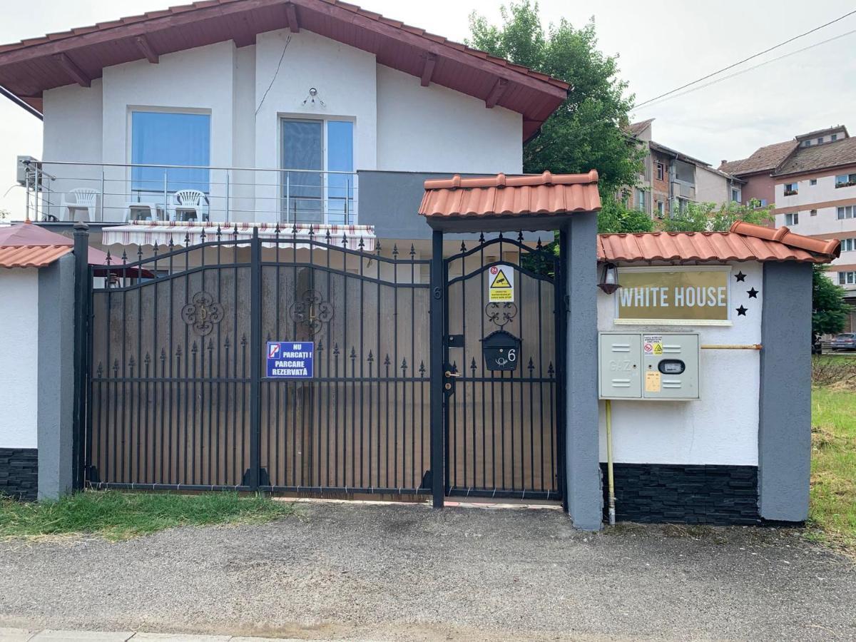 White House Guest House Хунедоара Екстериор снимка
